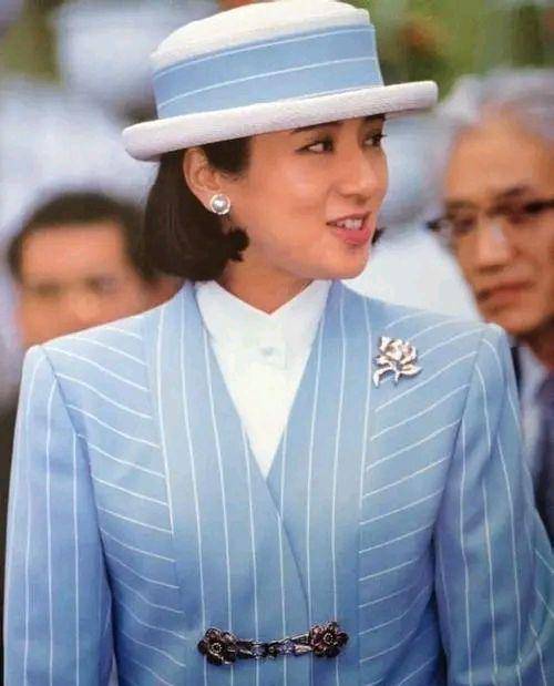 由于父亲小和田恒职业的原因,雅子总是生活在不同的国家,也不断学习