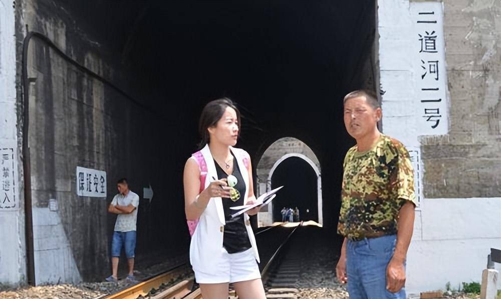 2014年,放羊牧民用身体阻拦火车,救下整车人,事后被奖励三十万_卢伟