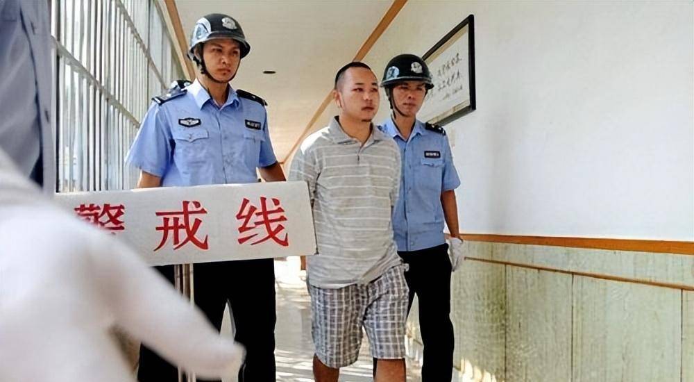 大学毕业后,兰新诚被父母安排在南宁找工作,并还为他买了房子.