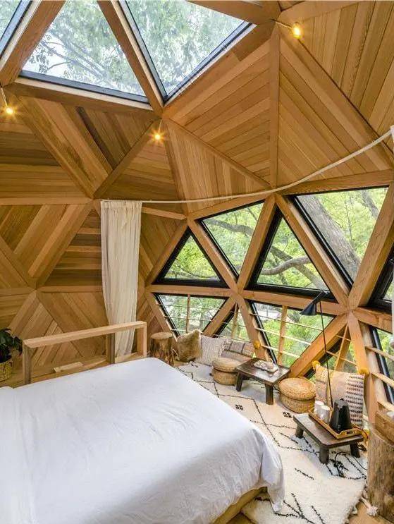 在四明山,天气晴朗的晚上,在树屋的观景台上,小朋友可以透过望远镜