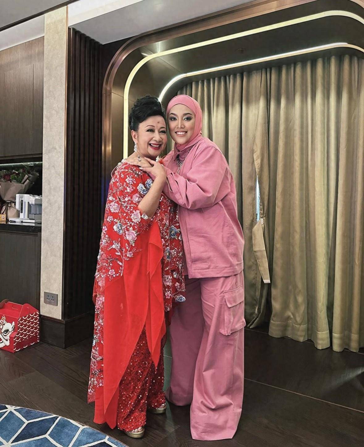 33岁歌手茜拉再婚生女,晒产后一家三口合照,小7岁丈夫喜极而泣