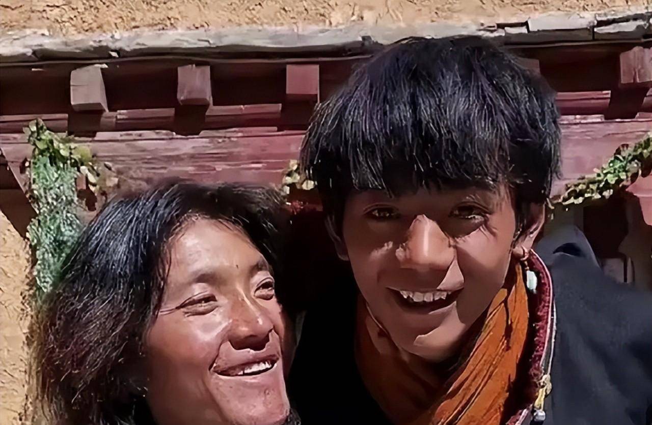 丁真被"国企"录取后,大学生感慨:努力读书12年,不