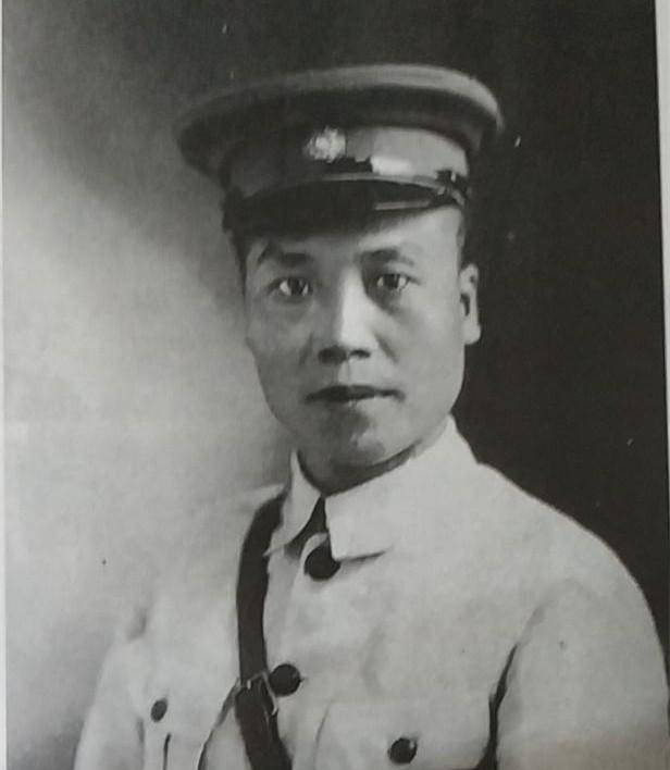 幼时考试常倒数第一,志向养鸭辍学后却逆袭,成民国头号风云人物