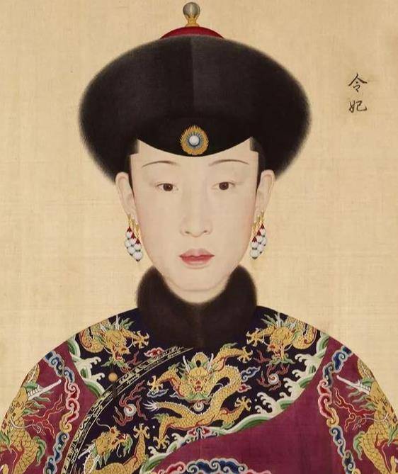 乾隆"十二后妃图"中隐藏的细节,富察皇后第一,香妃没有入选