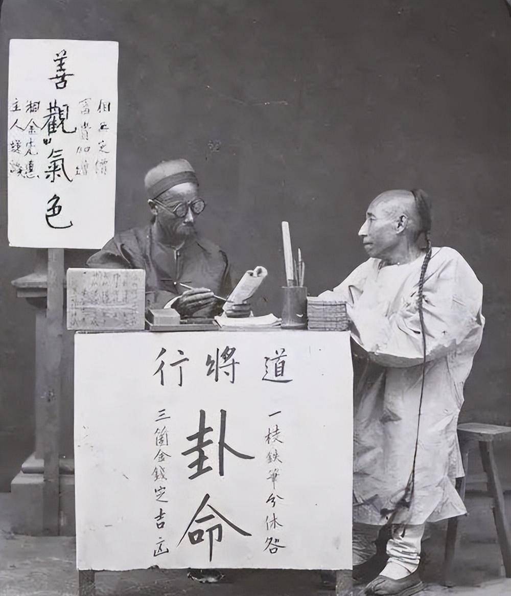 有关面相的书籍最具代表性的就是《麻衣相法》,《铁关刀》等等.