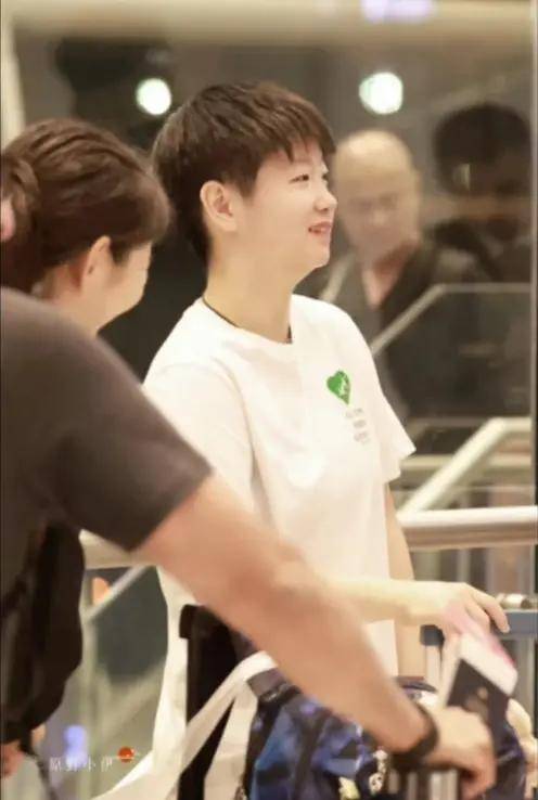 看侧脸都知道佳佳笑的很开心,莎莎听得也笑了,她真的像个小太阳,一笑