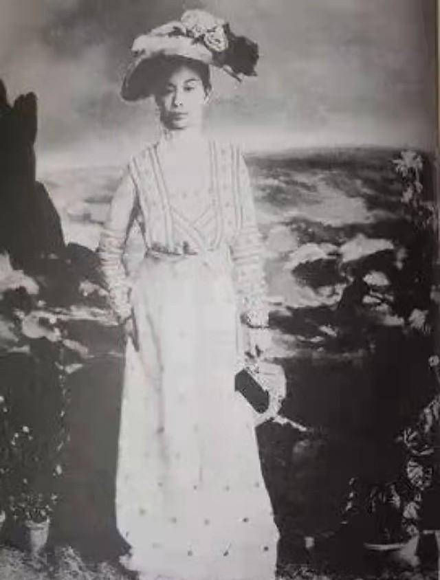 陆英:出身名门却沦为生育机器,所幸她的4个女儿个个活出精彩