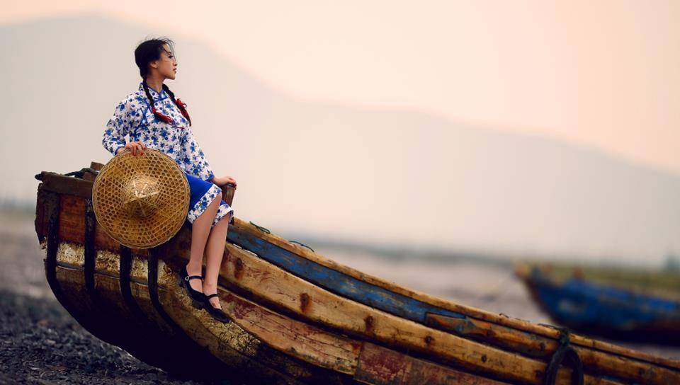 渔家女她憋着气拍醒那些村民后,让他们屏住呼吸赶紧离开,而她则好奇地