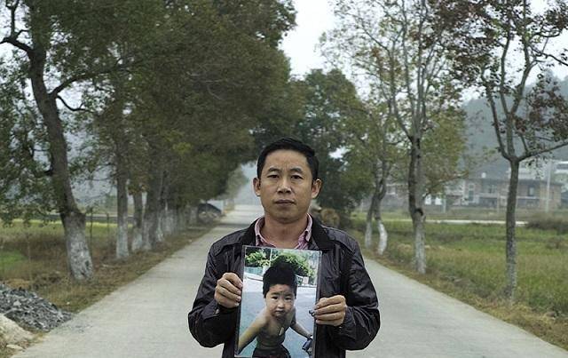 2020年,妙龄少女衣衫不整冲进防疫点求助,警方查明后抓捕其父亲