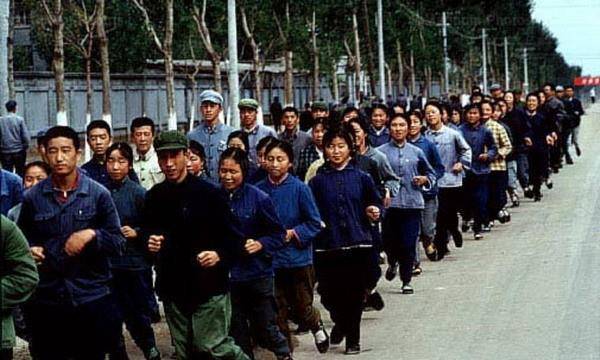 五六十年代的中国人,为什么都喜欢穿蓝绿灰的衣服?原因有3点