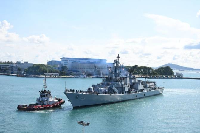 印度派军舰强闯南海,南部战区出手反制,055大驱开火发出警告