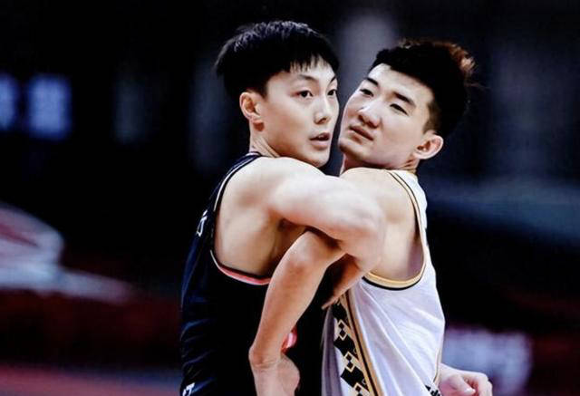 母爱和认可同在!广东男篮超巨胡明轩荣获国际篮联认证