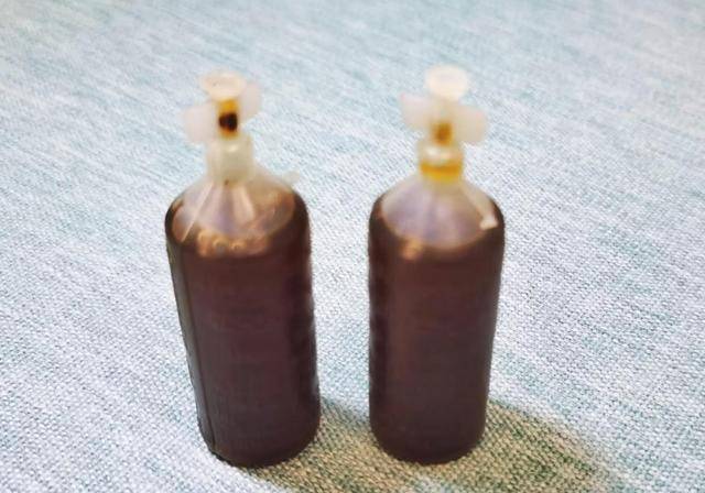 睡前洗完脚后,把"藿香正气水"涂抹在脚底,或可改善5个问题