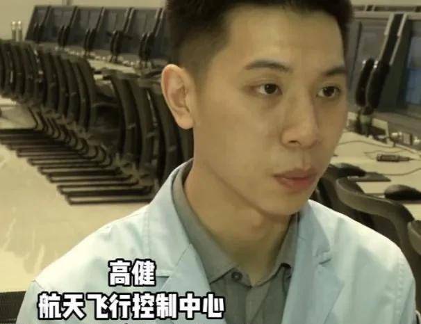 神十三返回,28岁的他,因一句"北京明白"走红,学历背景不简单_高健