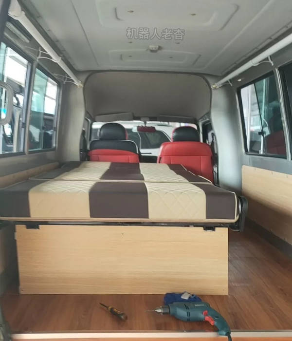 长的很像微型房车,非常适合改装露营车,长安都市彩虹小面包床车