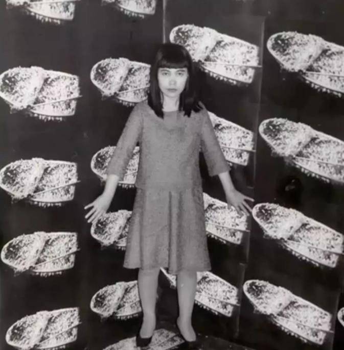 患精神病的草间弥生:为了治愈性恐惧,她设计了最"污"的作品