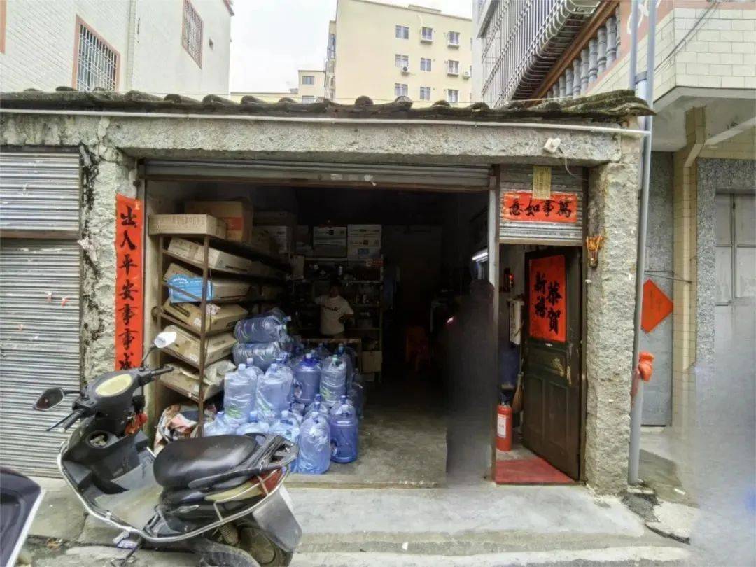 09陆河县制衣坊隐患问题:1.场所内电线裸露在外未做外壳保护.