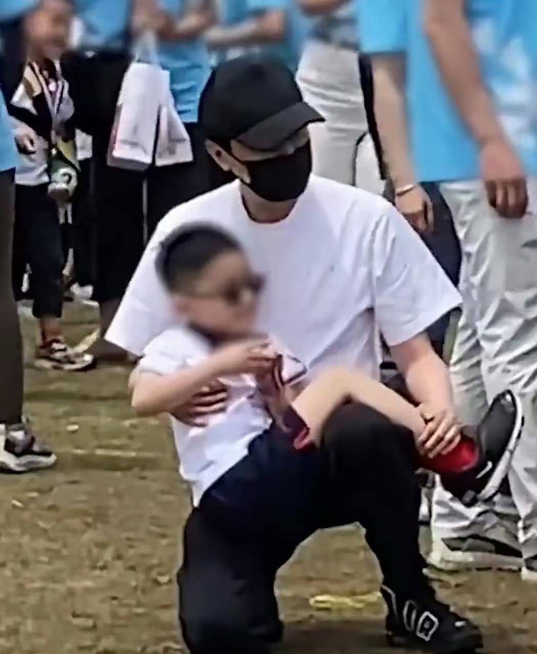 冯绍峰母亲节发文,网友却句句不离赵丽颖,儿子正面照曝光引热议