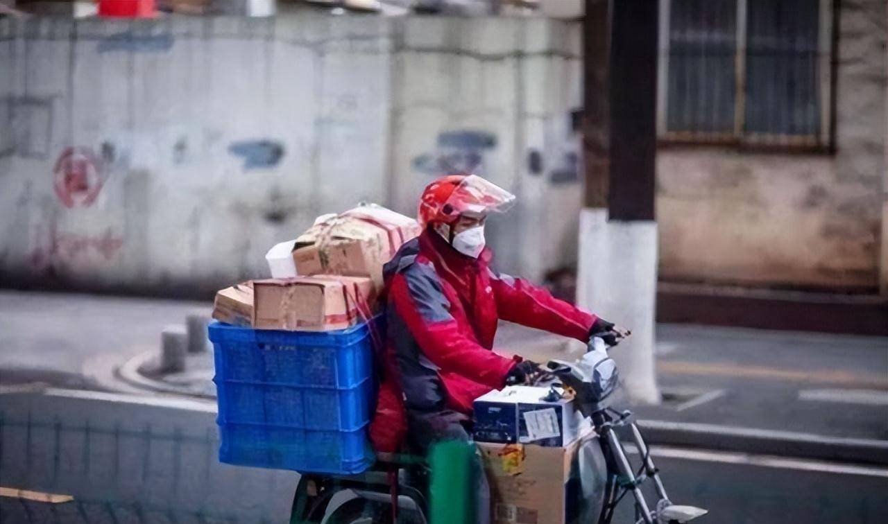 京东快递员照片图片