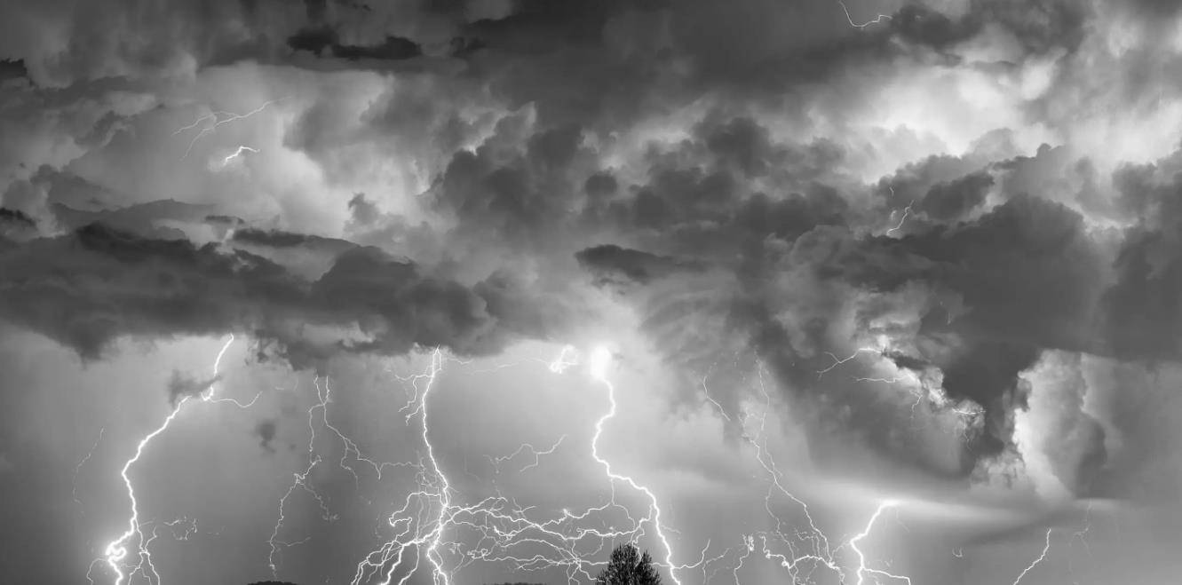 电闪雷鸣的死亡峡谷,无人的房间里诡异的电灯,神鬼还是科学?