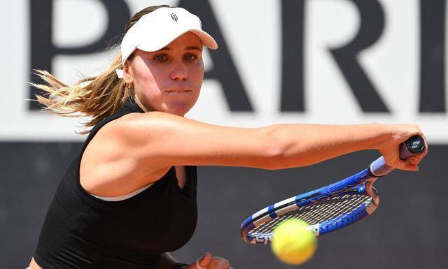 万卓索娃第三轮的对手是科斯蒂亚,万卓索娃表现不佳,0-2爆冷出局,无缘