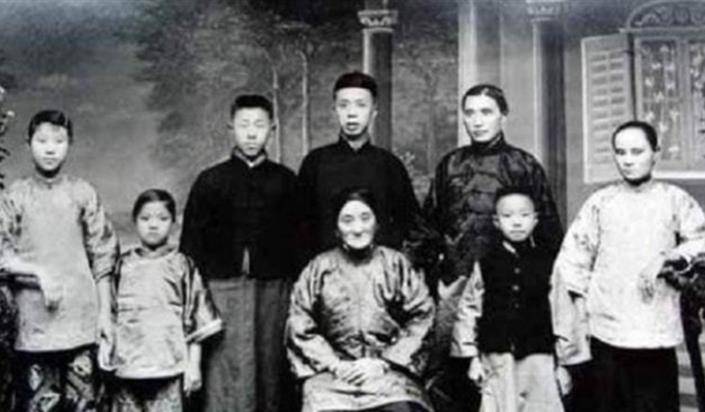 娶15岁娇妻,只为与36岁岳母暧昧的卢芹斋,为何让人又爱又恨?