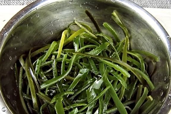 夏天,学会海带此做法,口感清爽又解腻,端上桌家人抢着吃