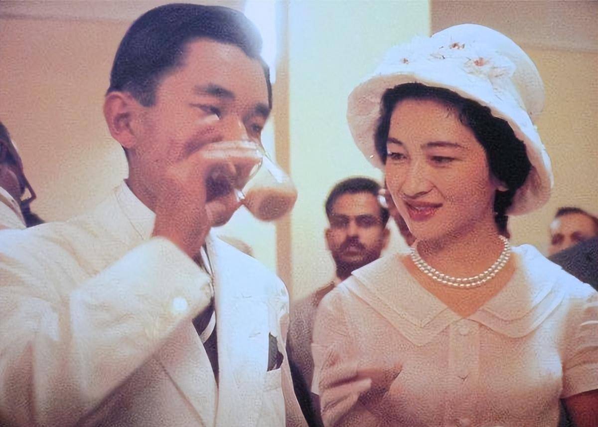 美智子皇后拒绝与天皇合葬:我与他没爱情,只有生育能力被需要_明仁