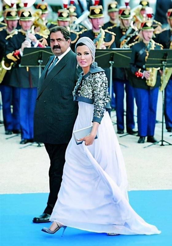 1985年,哈利法要求哈马德迎娶第三位妻子.哈马德反抗不过,做出退步.