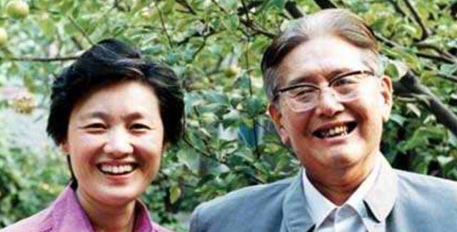 老来也逢好姻缘:与年轻自己二十二岁的妻子喜结连理乔冠华与前妻龚澎