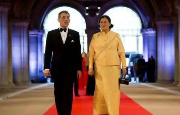   引起 泰国王室发布诗琳通珍贵档案，公主身高首次曝光。1米68真的不低。 