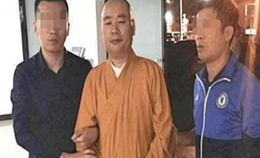 通缉犯"红桃五":逃16年混成高僧,拍照露半张脸,袈裟藏匿70万