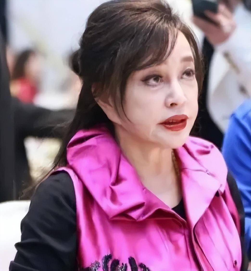 73岁刘晓庆晒出1983年第一届"央视春晚"旧照,确实美得很过分