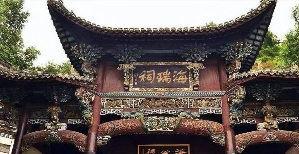 海瑞36岁终于考中举人,在南平县任教谕,人称海阎王