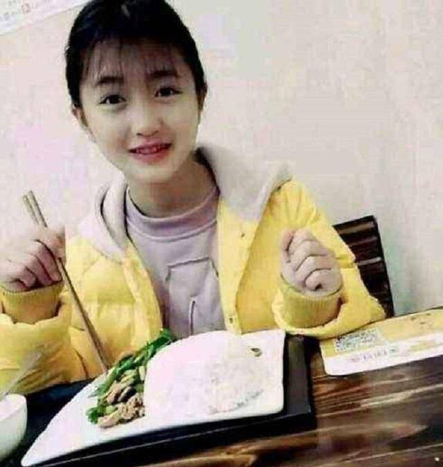 梁小友:因父亲生病辍学,参加《变形记》后,用网红流量补给家庭