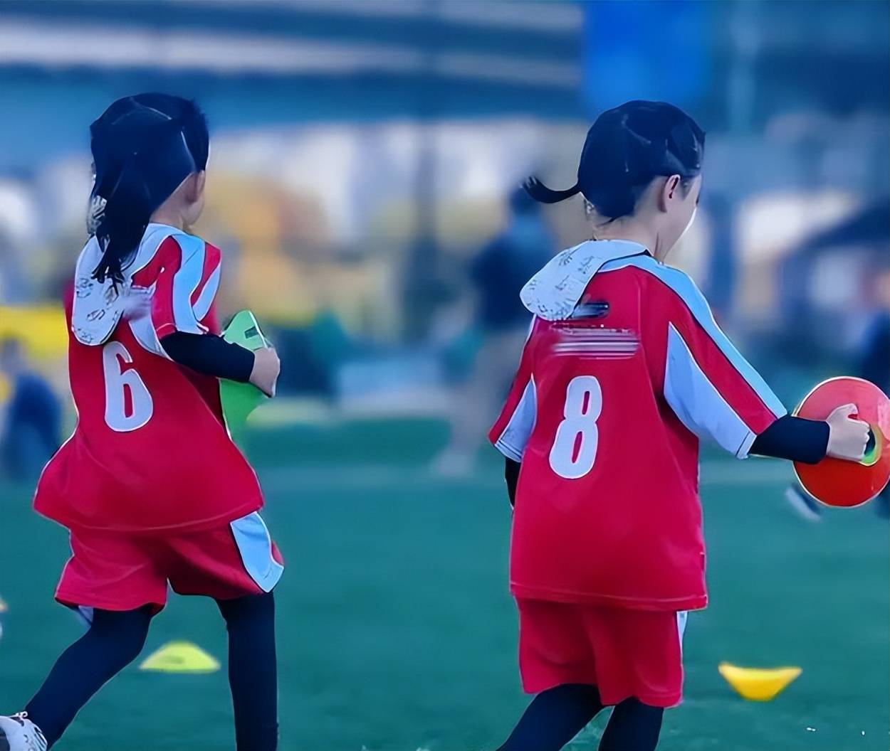 谢娜也在个人的社交平台上晒出了一张和小咘芽的合照,为二胎女儿的3岁