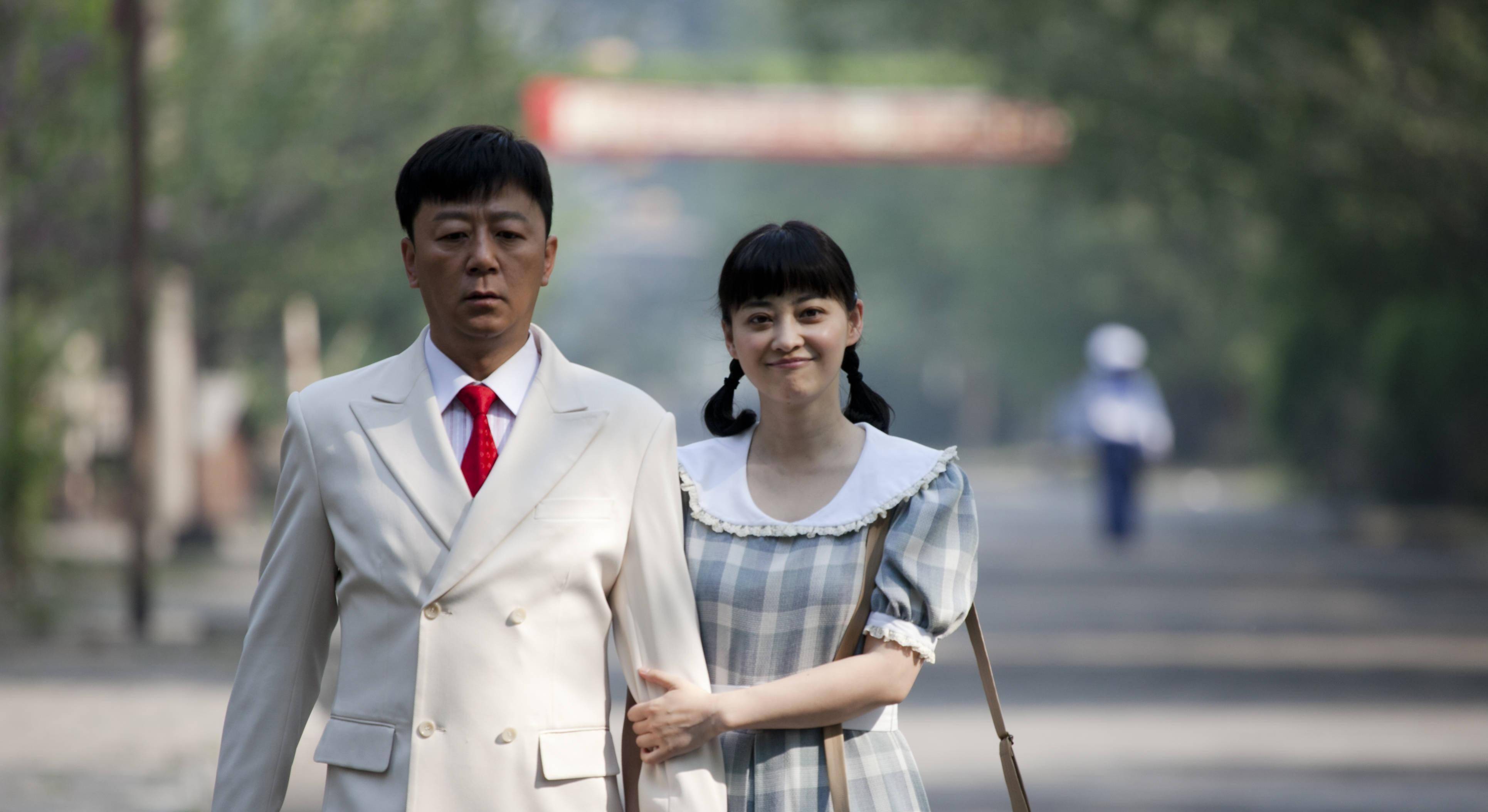 1994年春晚,朱时茂小品中充当"道具"的女孩,如今已经大红_梅婷_观众