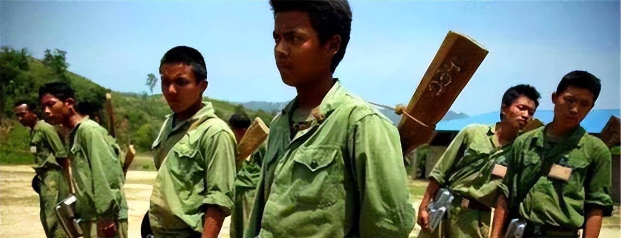 现在许多人跟坤沙投靠过来,坤沙只有自己得到好的待遇了,其他人都生活