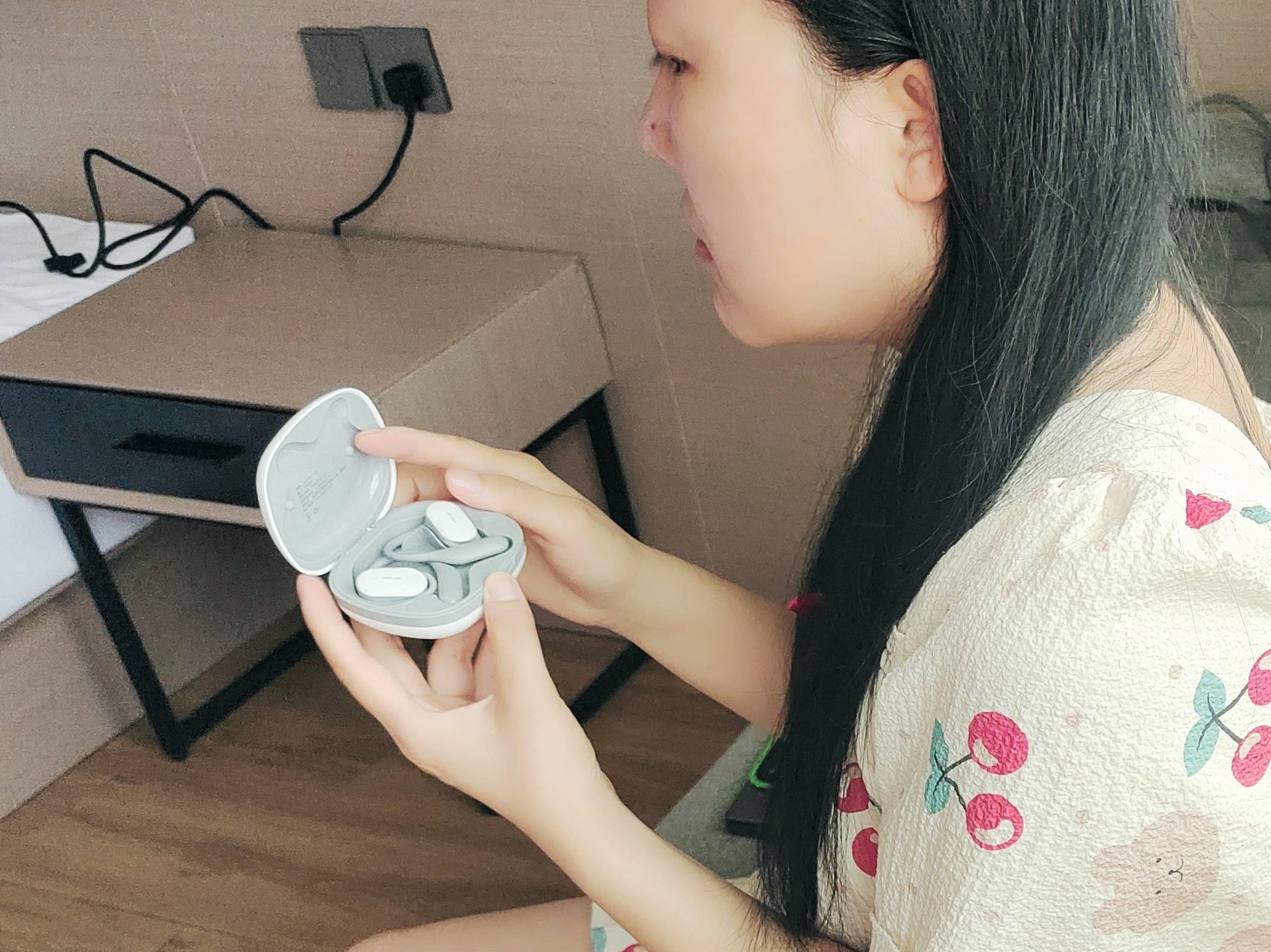 虹觅开放式蓝牙耳机，轻松挂耳无压力，音乐环线随身行