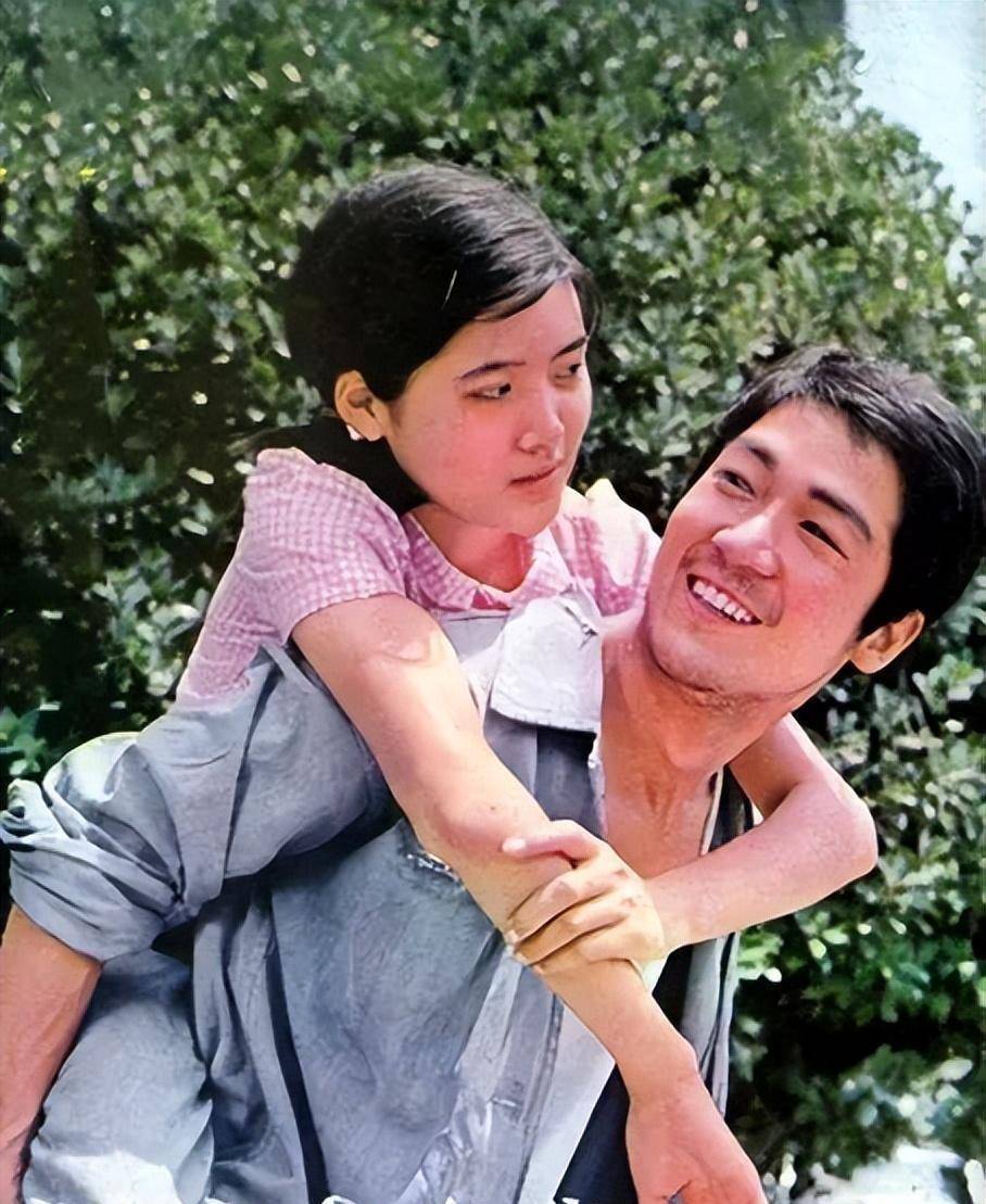 前夫是张国立,儿子是张默,而她却是一个单身36年的可怜母亲