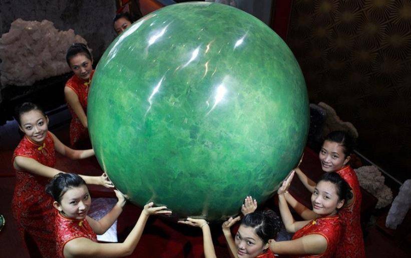 陕西男子挖到价值22亿的夜明珠,却因一举动,使其成公园"路灯"