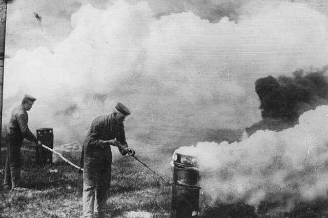 早在1月份德军用羊群来作毒气试验后不久,就有-大块毒气弹弹片被法国