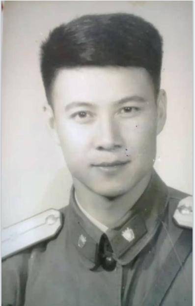 简直太帅了,这样的男子,迷倒万千女生不在话下军官证上的老照片很帅气