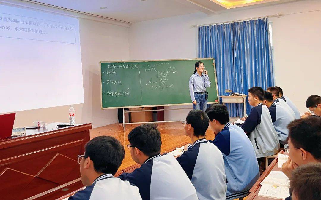 三尺讲台竞风华 以赛促教共成长—郑州励德高中青年教师优质课大赛