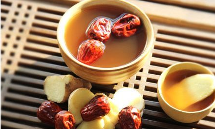 脾胃湿热的就不适合服用,孕妇是禁止喝红枣姜茶的,另外风热感冒和糖尿