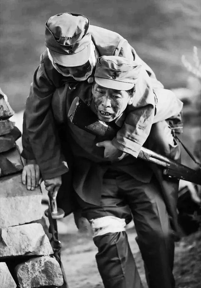 一八路军伤员藏在村民家中,可民兵队长却说:这人是个特务_李杰_老乡