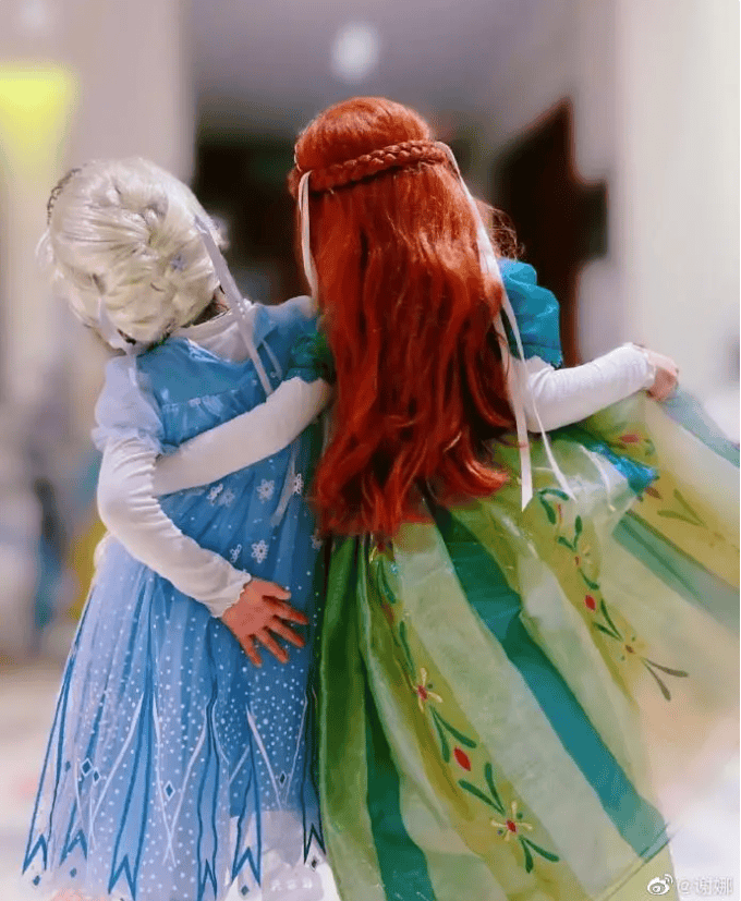 谢娜晒照为小女儿庆生,嘴对嘴亲吻好幸福,小咘芽神似张杰超可爱