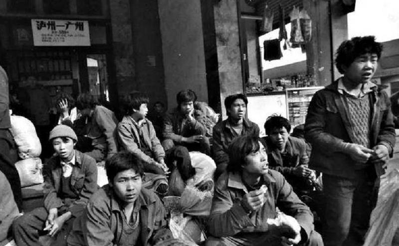 据统计在1950～1952年间,将近有30万原籍在农村的失业人员,重新回到