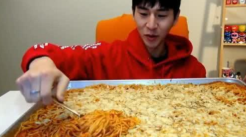 小哥哥挑战30斤面条,一筷子下去露出盆底后,网友表示:都是套路