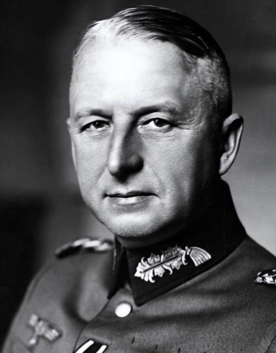 曼施坦因在二战后,曾修改施里芬计划,率军穿过阿登山地,一路进军,将英